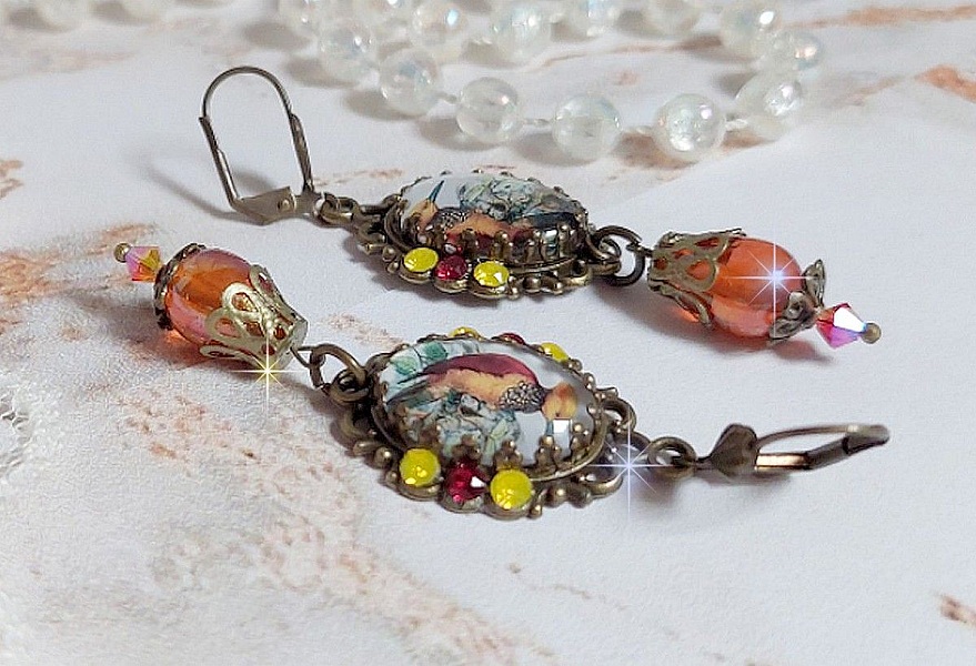 BO Oiseau Huppe ovales et pendantes, cabochons repr&eacute;sentant des oiseaux mont&eacute;es sur pendentifs, gouttes en verre, cabochons en cristal et dormeuses en laiton. Une fa&ccedil;on de voir ce bel oiseau