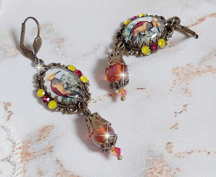 BO Oiseau Huppe ovales et pendantes, cabochons repr&eacute;sentant des oiseaux mont&eacute;es sur pendentifs, gouttes en verre, cabochons en cristal et dormeuses en laiton. Une fa&ccedil;on de voir ce bel oiseau