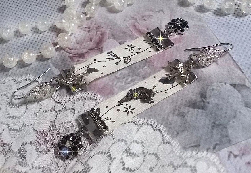 BO Black and White Birds skapad med svartvitt band med f&aring;geltryck, kristaller, emaljblommor och kvalitetstillbeh&ouml;r.