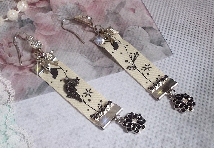 BO Black and White Birds skapad med svartvitt band med f&aring;geltryck, kristaller, emaljblommor och kvalitetstillbeh&ouml;r.