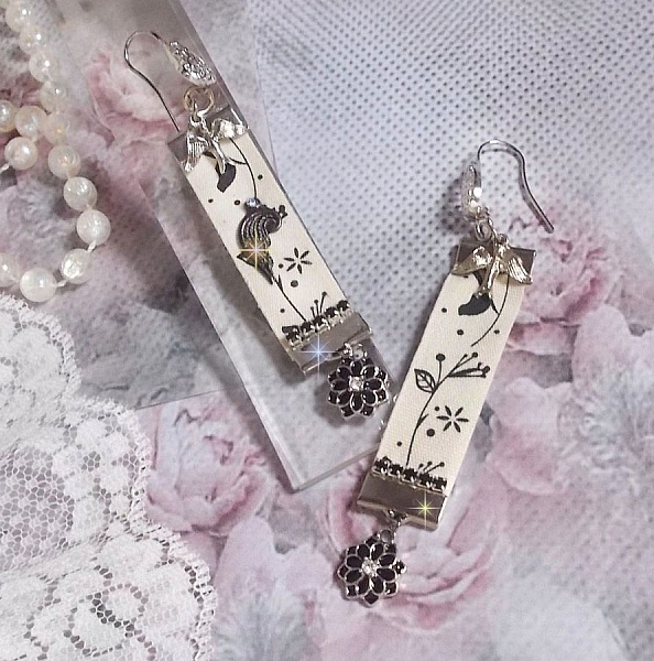 BO Black and White Birds skapad med svartvitt band med f&aring;geltryck, kristaller, emaljblommor och kvalitetstillbeh&ouml;r.