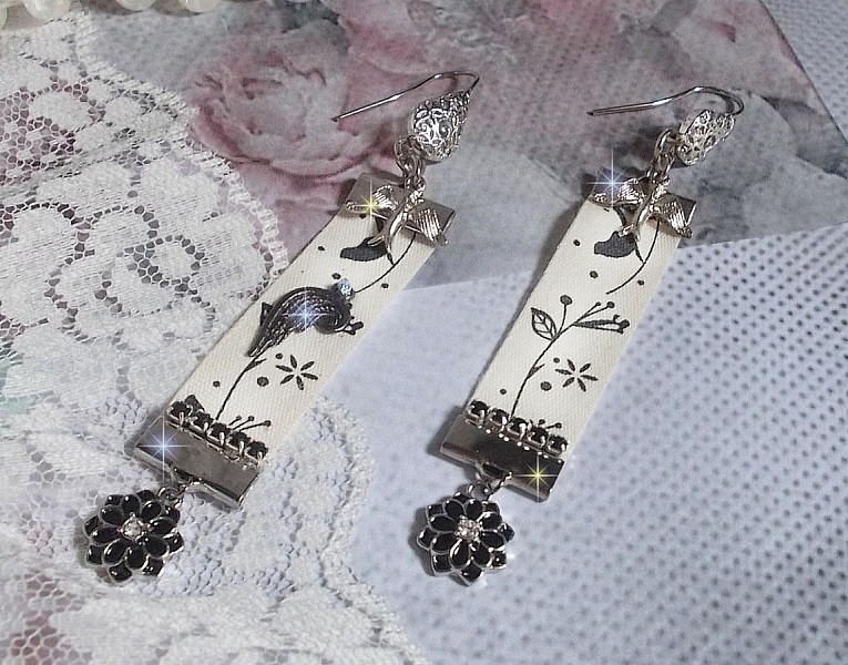 BO Black and White Birds skapad med svartvitt band med f&aring;geltryck, kristaller, emaljblommor och kvalitetstillbeh&ouml;r.