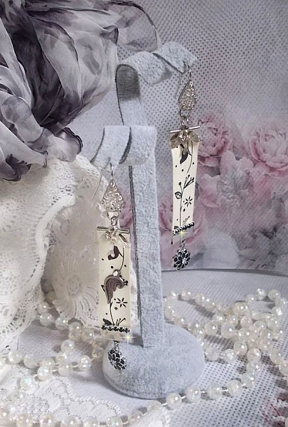 BO Black and White Birds skapad med svartvitt band med f&aring;geltryck, kristaller, emaljblommor och kvalitetstillbeh&ouml;r.