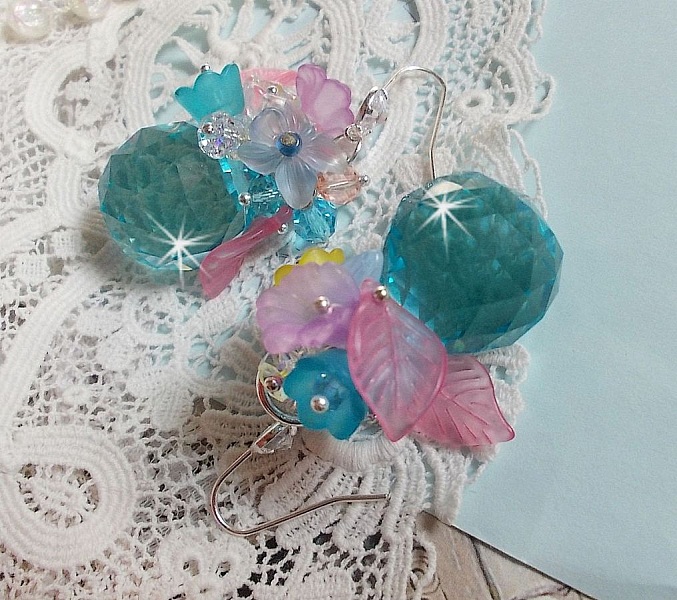 Ondine Blue BO skapad med Swarovki-kristaller och rosa hartsblommor.