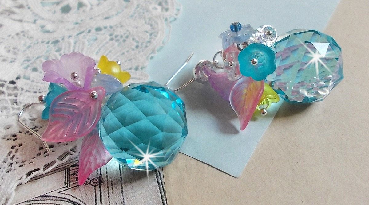 Ondine Blue BO skapad med Swarovki-kristaller och rosa hartsblommor.