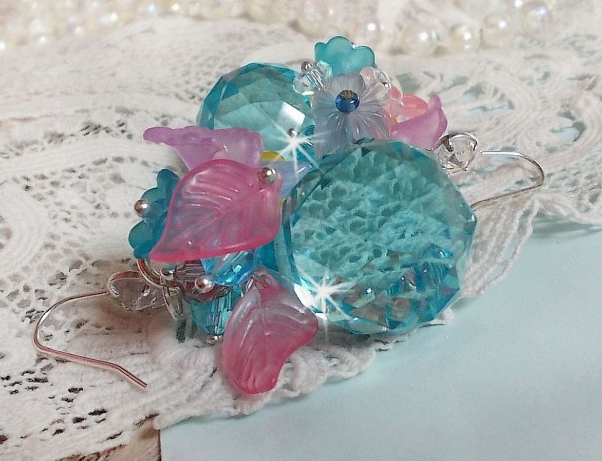 Ondine Blue BO skapad med Swarovki-kristaller och rosa hartsblommor.