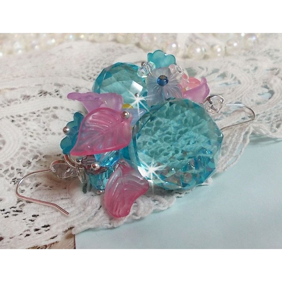 Ondine Blue BO skapad med Swarovki-kristaller och rosa hartsblommor.