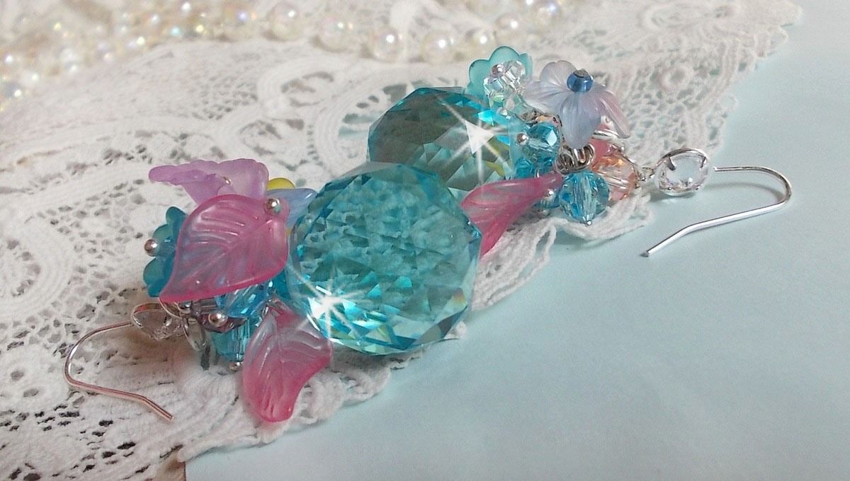 Ondine Blue BO skapad med Swarovki-kristaller och rosa hartsblommor.