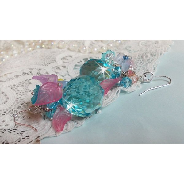Ondine Blue BO skapad med Swarovki-kristaller och rosa hartsblommor.