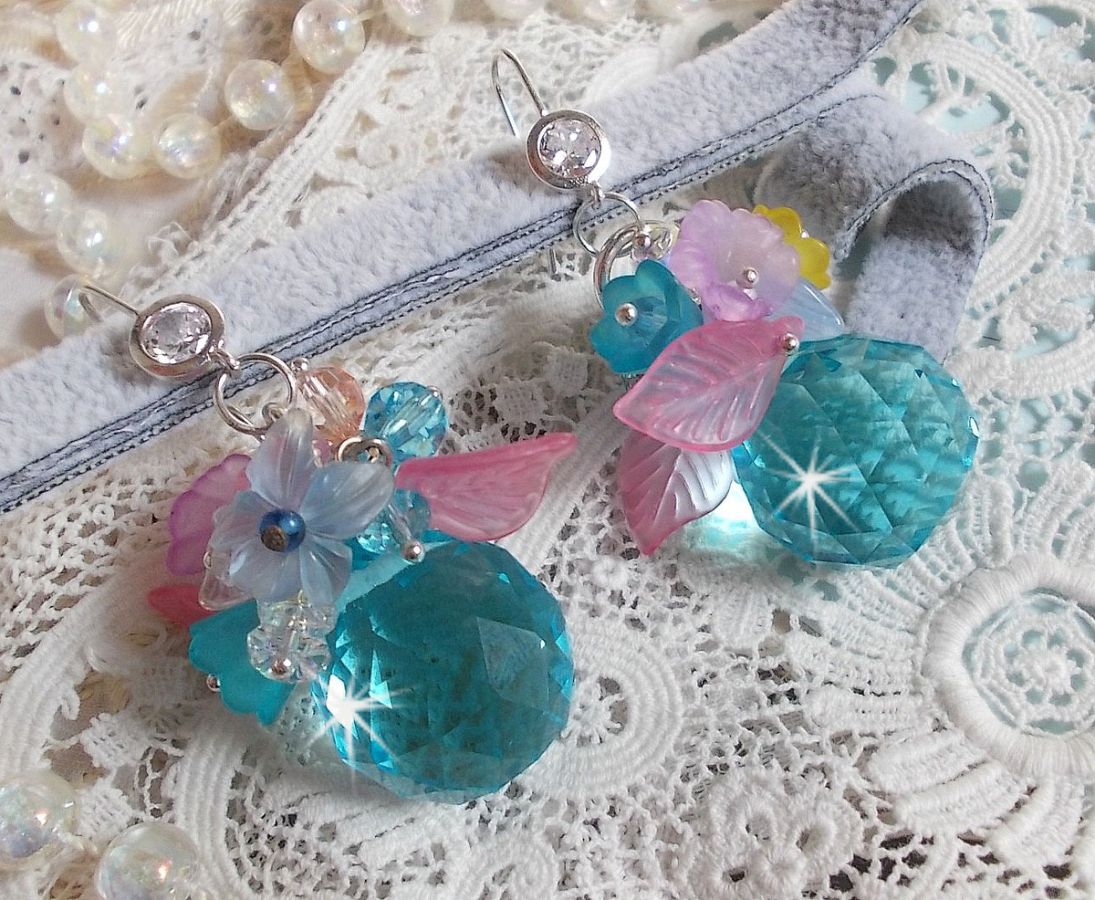 Ondine Blue BO skapad med Swarovki-kristaller och rosa hartsblommor.
