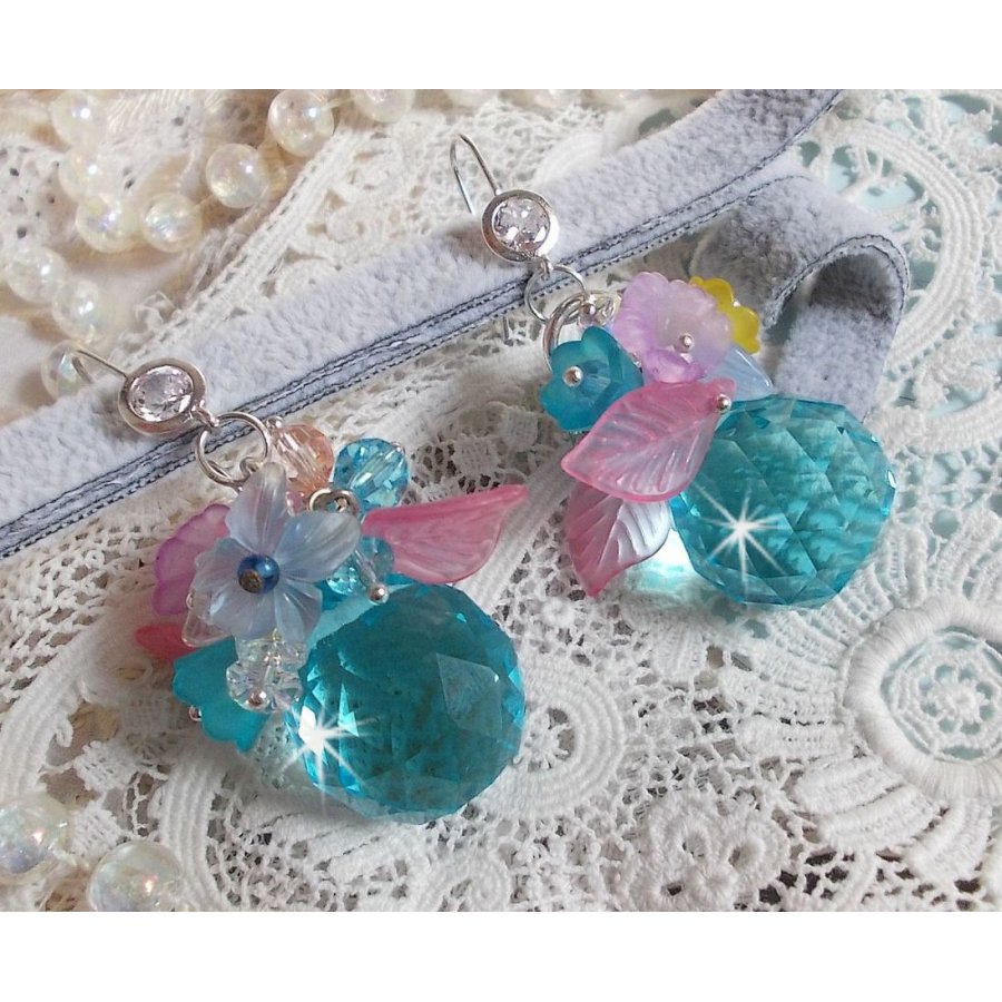 Ondine Blue BO skapad med Swarovki-kristaller och rosa hartsblommor.