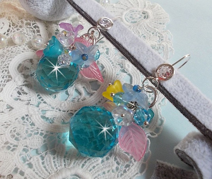 Ondine Blue BO skapad med Swarovki-kristaller och rosa hartsblommor.