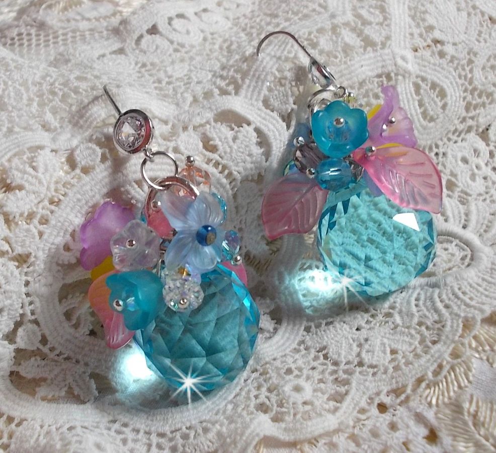 Ondine Blue BO skapad med Swarovki-kristaller och rosa hartsblommor.
