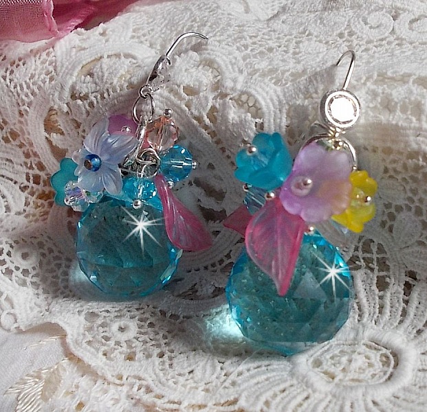 Ondine Blue BO skapad med Swarovki-kristaller och rosa hartsblommor.