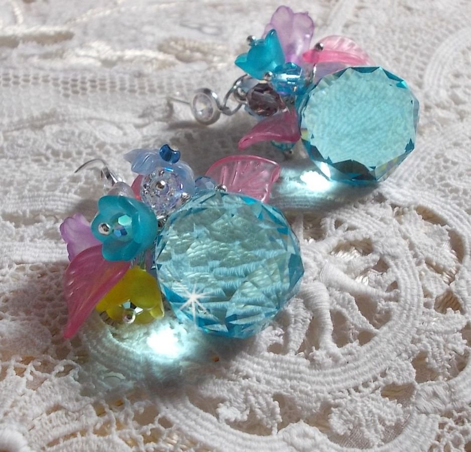 Ondine Blue BO skapad med Swarovki-kristaller och rosa hartsblommor.