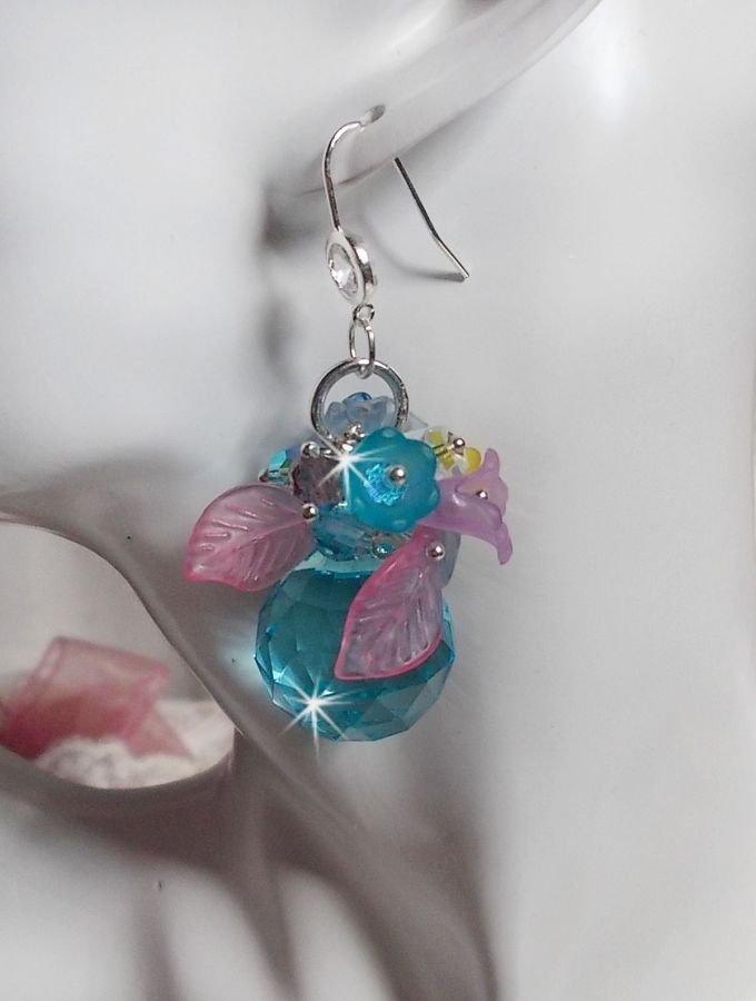 Ondine Blue BO skapad med Swarovki-kristaller och rosa hartsblommor.