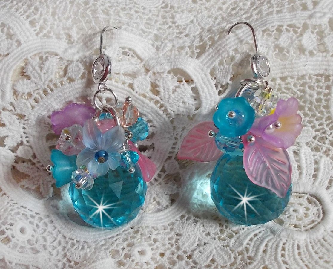 Ondine Blue BO skapad med Swarovki-kristaller och rosa hartsblommor.