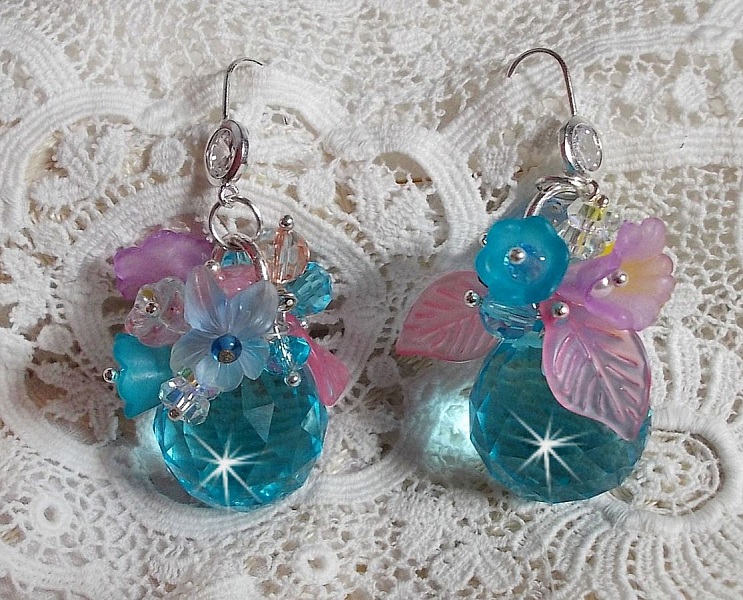 Ondine Blue BO skapad med Swarovki-kristaller och rosa hartsblommor.