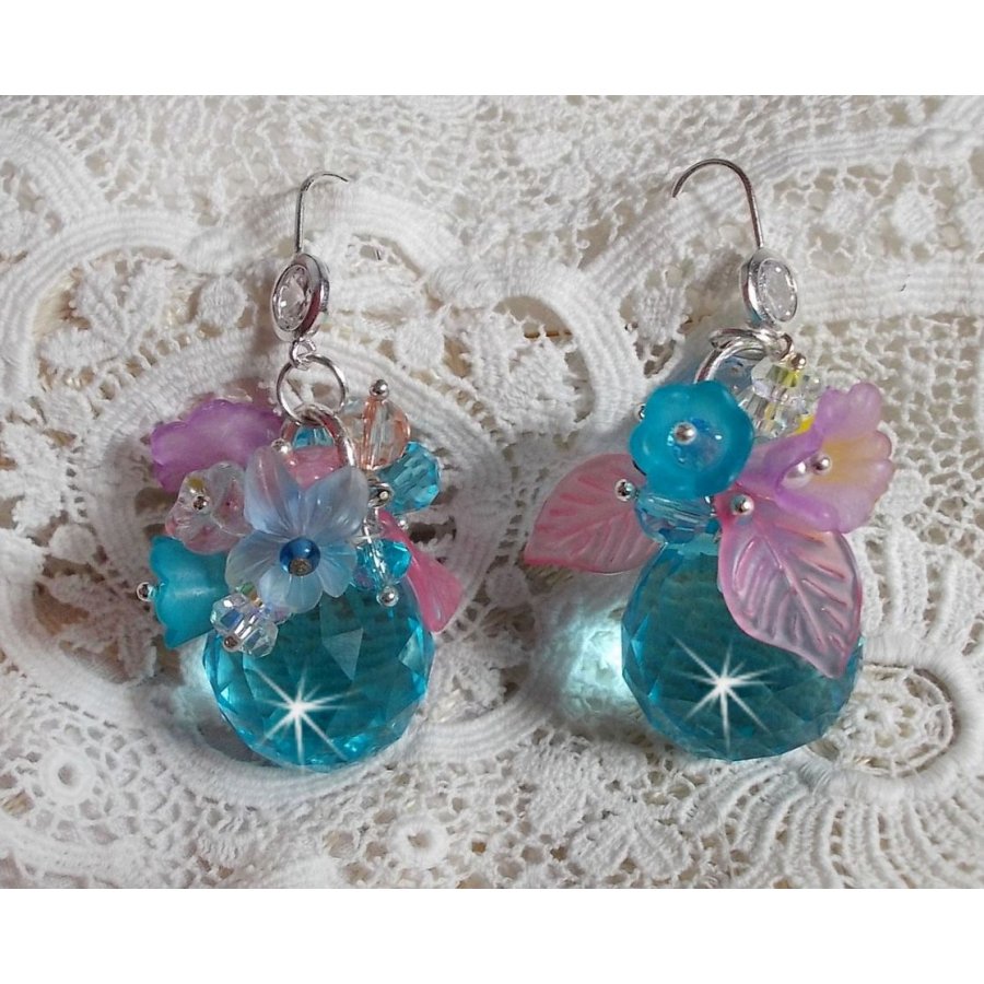 Ondine Blue BO skapad med Swarovki-kristaller och rosa hartsblommor.