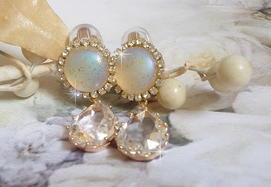 BO Orph&eacute;e avec des cabochons en verre Cristal AB paillet&eacute;s et strass&eacute;s avec les m&ecirc;mes couleurs sur des clips en Laiton o&ugrave; les pendants en forme de larme rel&egrave;vent le d&eacute;fi. Un peu de po&eacute;sie.