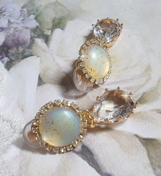 BO Orph&eacute;e avec des cabochons en verre Cristal AB paillet&eacute;s et strass&eacute;s avec les m&ecirc;mes couleurs sur des clips en Laiton o&ugrave; les pendants en forme de larme rel&egrave;vent le d&eacute;fi. Un peu de po&eacute;sie.