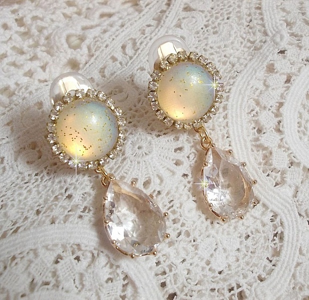 BO Orph&eacute;e avec des cabochons en verre Cristal AB paillet&eacute;s et strass&eacute;s avec les m&ecirc;mes couleurs sur des clips en Laiton o&ugrave; les pendants en forme de larme rel&egrave;vent le d&eacute;fi. Un peu de po&eacute;sie.