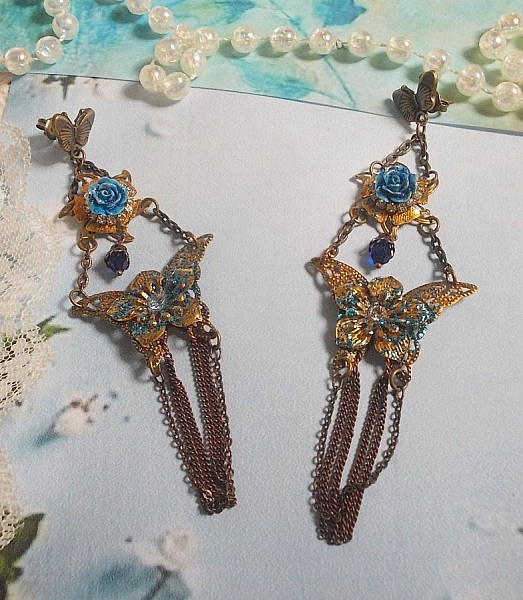 Iriserande fj&auml;rilar skapade med zirkonium, Swarovski-kristaller, cabochoner i harts, olika tillbeh&ouml;r och bohemiska glasp&auml;rlor.