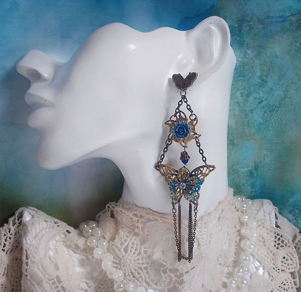 Iriserande fj&auml;rilar skapade med zirkonium, Swarovski-kristaller, cabochoner i harts, olika tillbeh&ouml;r och bohemiska glasp&auml;rlor.