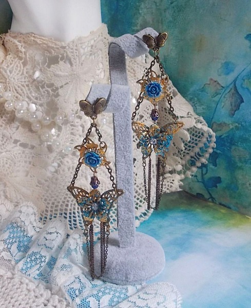 Iriserande fj&auml;rilar skapade med zirkonium, Swarovski-kristaller, cabochoner i harts, olika tillbeh&ouml;r och bohemiska glasp&auml;rlor.