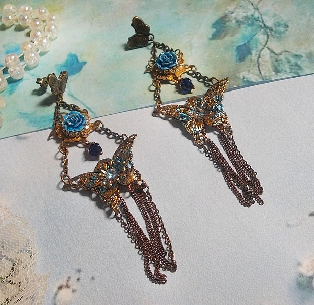 Iriserande fj&auml;rilar skapade med zirkonium, Swarovski-kristaller, cabochoner i harts, olika tillbeh&ouml;r och bohemiska glasp&auml;rlor.