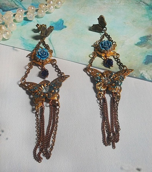 Iriserande fj&auml;rilar skapade med zirkonium, Swarovski-kristaller, cabochoner i harts, olika tillbeh&ouml;r och bohemiska glasp&auml;rlor.