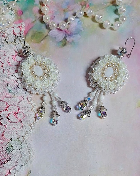 BO Nuages Blancs brod&eacute;es avec Nacre, Jade, rocailles, cuir et perles cristal Swarovski