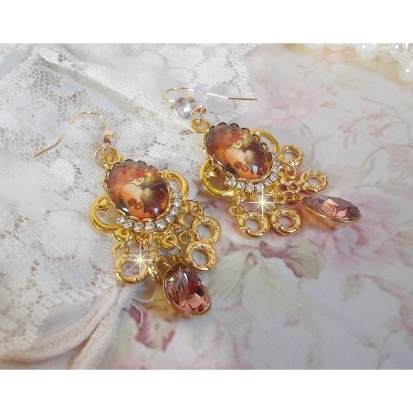 BO Paris repr&eacute;sentant une jeune femme &agrave; Paris, orn&eacute; d&rsquo;une cha&icirc;ne strass Cristal/Dor&eacute; avec des breloques, des pendants ovales Blush Rose, mont&eacute;s sur des crochets en plaqu&eacute; Or. Paris en mode vintage.