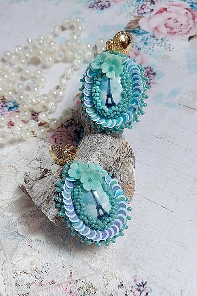 BO Parisienne brod&eacute;es avec cabochons r&eacute;sines, rocailles verres, sequins et clips en laiton