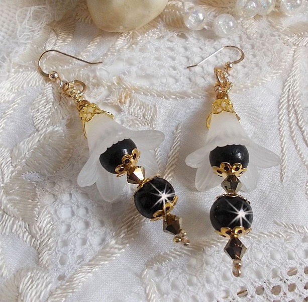 BO Passion med vita Luciteblommor och Swarovski-kristaller