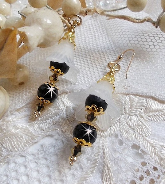 BO Passion med vita Luciteblommor och Swarovski-kristaller