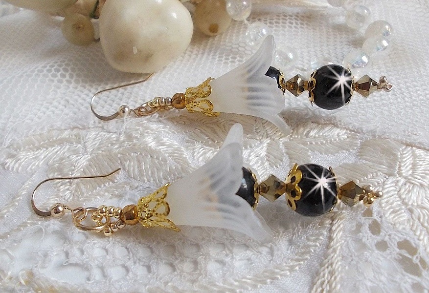 BO Passion med vita Luciteblommor och Swarovski-kristaller