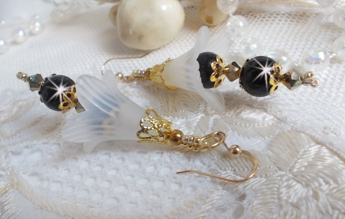 BO Passion med vita Luciteblommor och Swarovski-kristaller