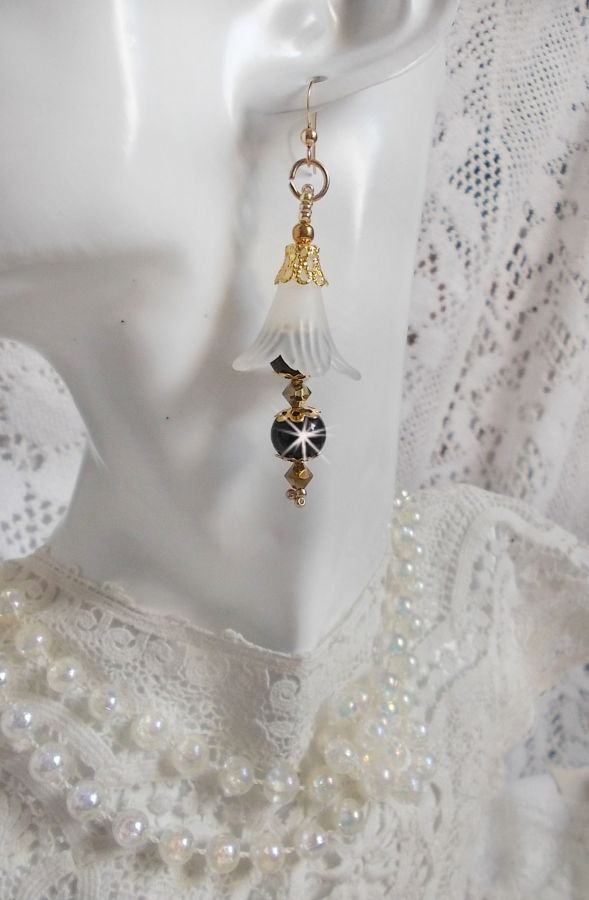 BO Passion med vita Luciteblommor och Swarovski-kristaller