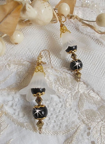 BO Passion med vita Luciteblommor och Swarovski-kristaller