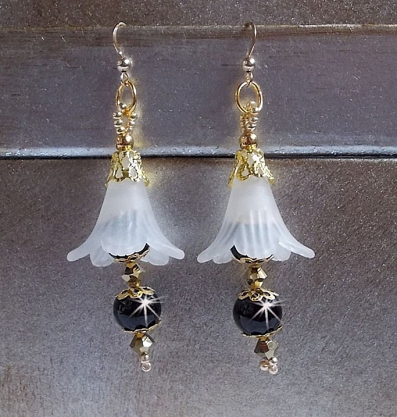 BO Passion med vita Luciteblommor och Swarovski-kristaller