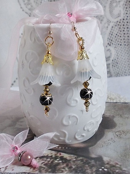 BO Passion med vita Luciteblommor och Swarovski-kristaller