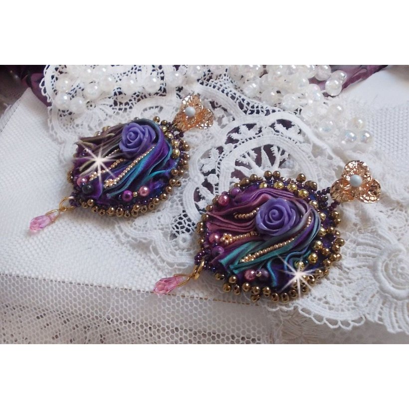 BO La Passionnée de Venise brodées avec un ruban de soie Purple, des Cristaux de Swarovski et des rocailles Miyuki