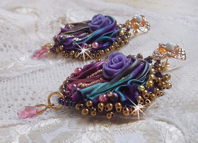 BO La Passionn&eacute;e de Venise brod&eacute;es avec un ruban de soie Purple, des Cristaux de Swarovski et des rocailles Miyuki