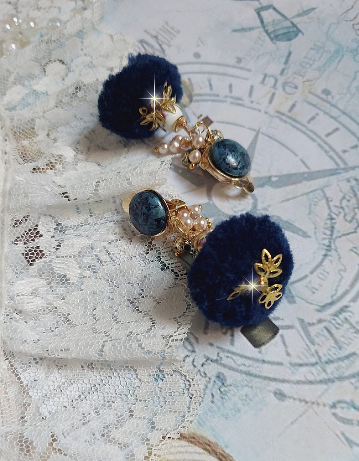 BO Petites Douceurs mont&eacute;es avec pompons ronds, cabochons verres et perles Cristal Swarovski