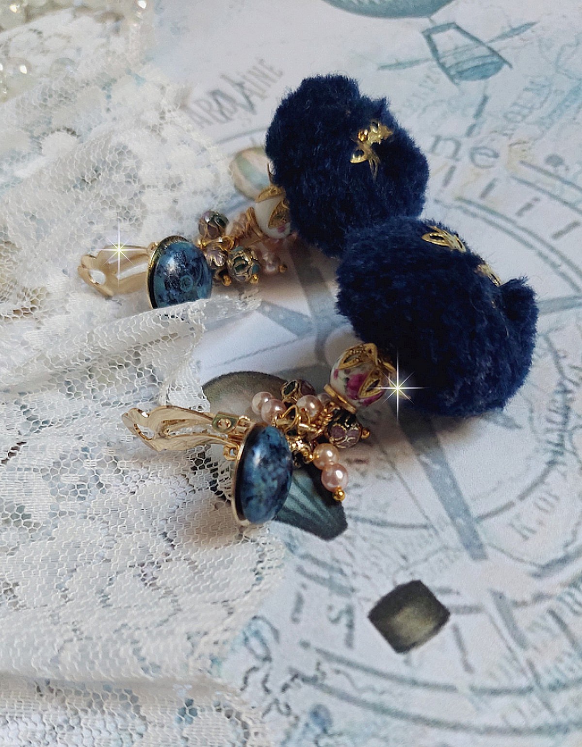 BO Petites Douceurs mont&eacute;es avec pompons ronds, cabochons verres et perles Cristal Swarovski