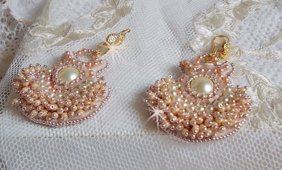 BO Poudre de Riz broderad med små runda pärlemorkristallpärlor från Swarovski och Miyuki fröpärlor. 