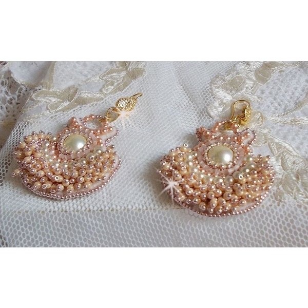 BO Poudre de Riz broderad med små runda pärlemorkristallpärlor från Swarovski och Miyuki fröpärlor. 