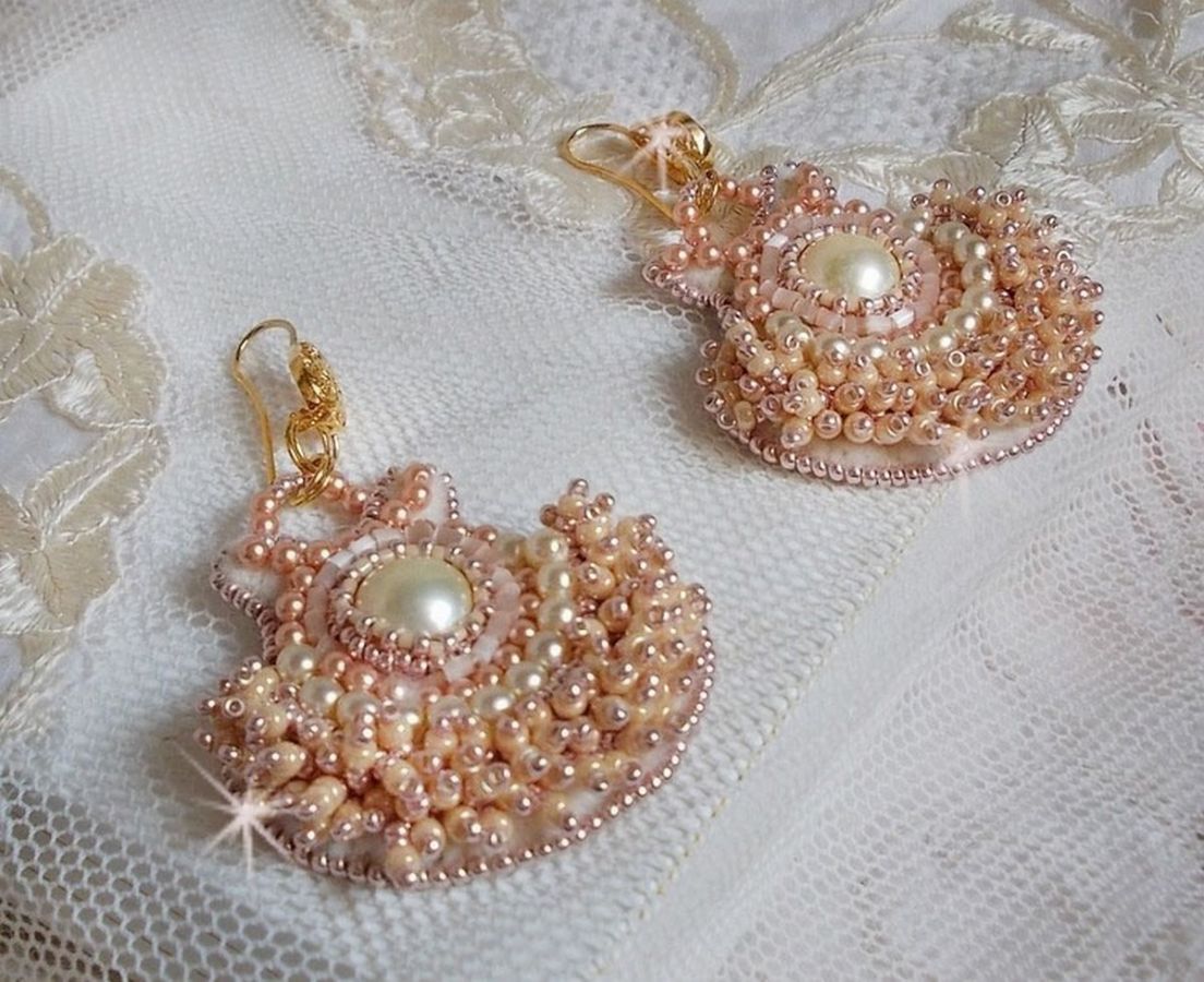 BO Poudre de Riz broderad med små runda pärlemorkristallpärlor från Swarovski och Miyuki fröpärlor. 