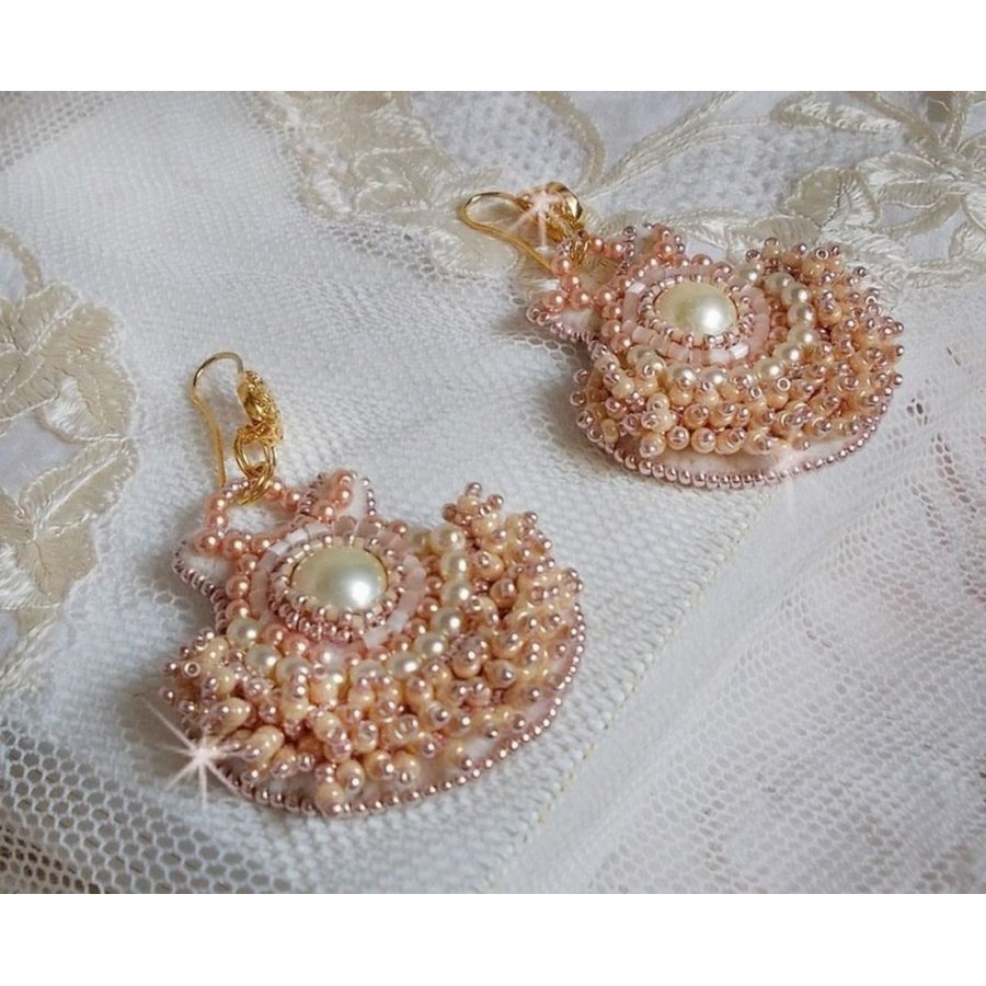 BO Poudre de Riz broderad med små runda pärlemorkristallpärlor från Swarovski och Miyuki fröpärlor. 